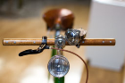 Una elegantissima bici a scatto fisso con manubrio in legno