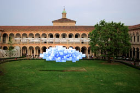 Nel cortile della statale c'era questa installazione molto particolare. Era uno schermo poggiato su una base di specchi che riflettevano il prato dando l'illusione che lo schermo fosse sospeso. 