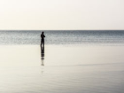 Oggi di fare Kite non se ne parla il mare è completamente piatto. E' mattino presto e in spiaggia ci siamo solo io e un involontario modello che posa per me in controluce