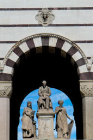 Statua dedicata a Giulio Sarti: la prima ad essere posta nei portici superiori