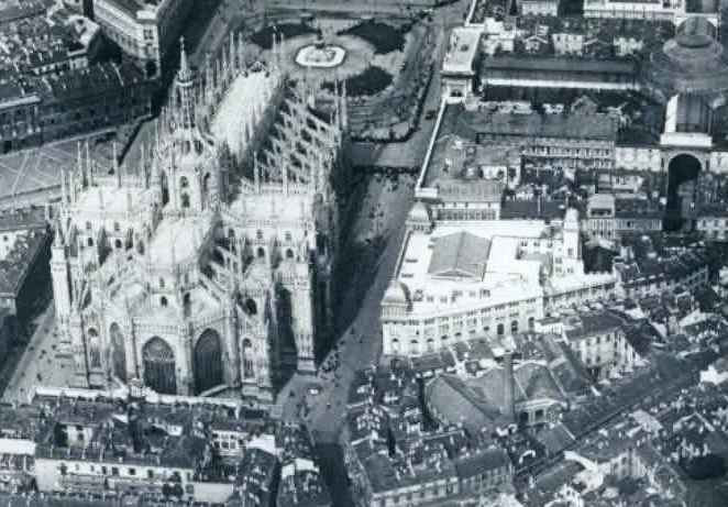 Il duomo con la ciminiera della centrale elettrica di via Santa Radegonda